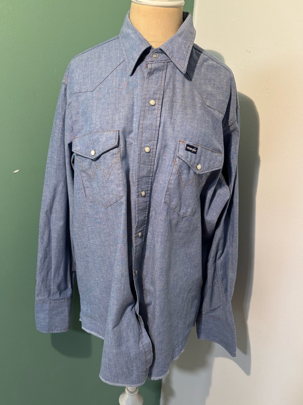 Vintage 1970’s Wrangler Western-Style Chambray Shirt Pearl Snaps Long Tails